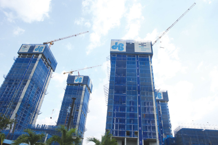 Nhà thầu Việt đang không ngừng đầu tư đổi mới thiết bị, công nghệ, tăng cường hiệu quả quản trị và khả năng cạnh tranh để đón bắt cơ hội từ những dự án hạ tầng quy mô lớn sắp được triển khai. Ảnh: Nhã Chi