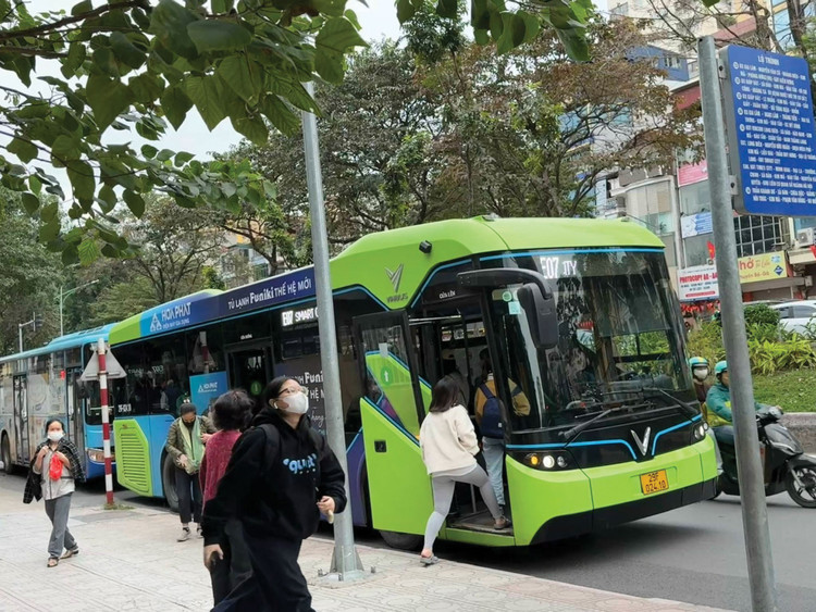 Hà Nội sẽ hoàn thành lộ trình chuyển đổi phương tiện xe buýt điện, năng lượng xanh vào năm 2030. Ảnh: Nhã Chi