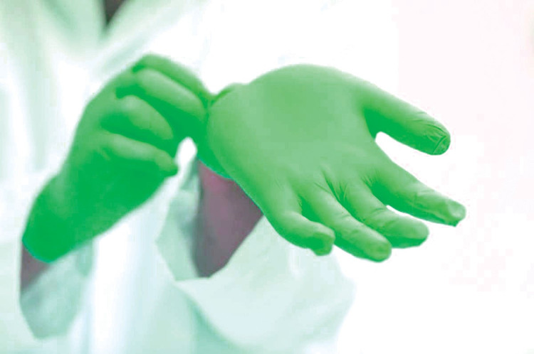 Công ty CP Dược phẩm 3/2 từng cung cấp nhiều mặt hàng y tế cho các bệnh viện, trong đó có găng tay khám bệnh và găng tay phẫu thuật. Ảnh minh họa: Long Châu