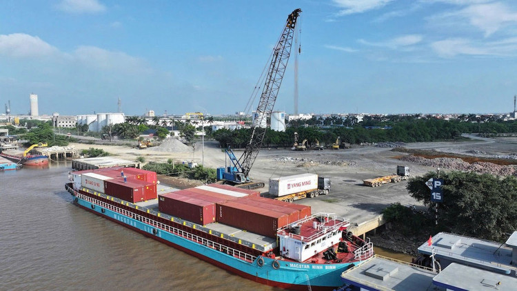 Phát huy tiềm năng của vận tải thủy nội địa được xem là một trong những giải pháp kéo giảm chi phí logistics. Ảnh: NC st