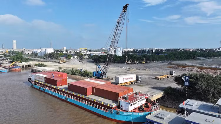 Phát huy tiềm năng của vận tải thủy nội địa được xem là một trong những giải pháp kéo giảm chi phí logistics. Ảnh: NC st