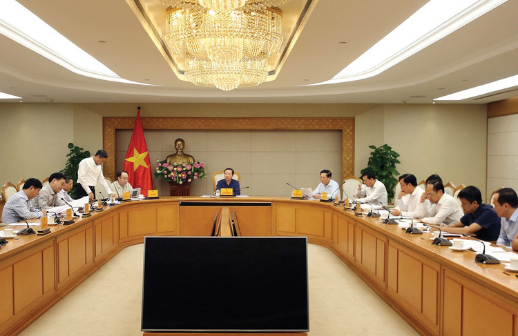 Phó Thủ tướng Trần Hồng Hà chủ trì cuộc họp nghe báo cáo về ban hành quy chuẩn, tiêu chuẩn và các nội dung liên quan đến dự án đường sắt tốc độ cao Bắc – Nam. Ảnh: Minh Khôi