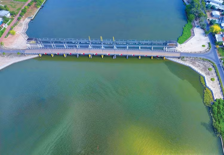 Theo Chương V Yêu cầu kỹ thuật tại hồ sơ mời thầu, quy mô đầu tư của Gói thầu số 53 là công trình đập ngăn đoạn sông Láng Thé tạo hồ trữ nước ngọt. Ảnh: Hồ Thảo