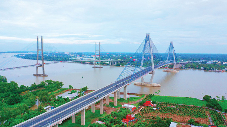 Nhà thầu thi công cầu Mỹ Thuận 2 sử dụng hệ thống cốp pha trượt tự động, kết hợp cùng thiết bị kiểm soát độ rung, độ lệch trụ cầu qua hệ thống cảm biến không dây để đẩy nhanh tiến độ thi công và tăng độ chính xác của các cấu kiện quan trọng. Ảnh: Lê Tiên