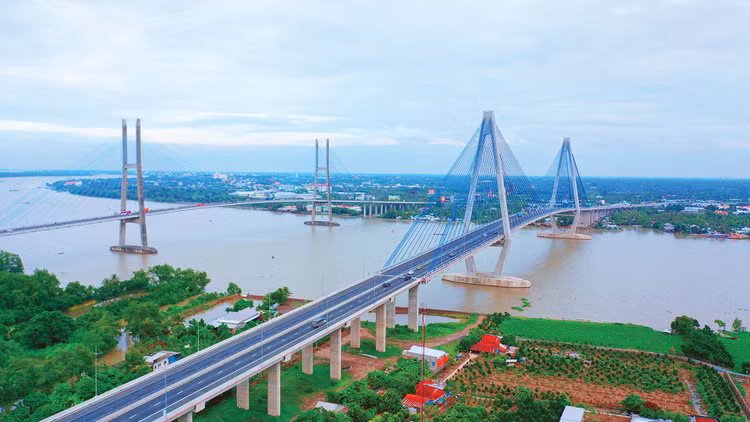 Nhà thầu thi công cầu Mỹ Thuận 2 sử dụng hệ thống cốp pha trượt tự động, kết hợp cùng thiết bị kiểm soát độ rung, độ lệch trụ cầu qua hệ thống cảm biến không dây để đẩy nhanh tiến độ thi công và tăng độ chính xác của các cấu kiện quan trọng. Ảnh: Lê Tiên