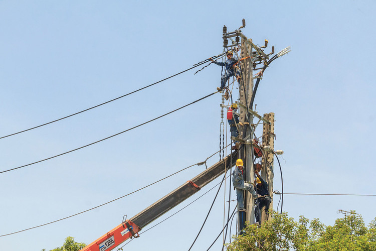 Liên danh trúng thầu đang thực hiện hợp đồng Gói thầu số 10 thuộc Dự toán Di dời hệ thống điện phục vụ giải phóng mặt bằng thuộc Khu đô thị và dịch vụ VSIP Nghệ An giai đoạn 4 và 5A. Ảnh: Thế Anh