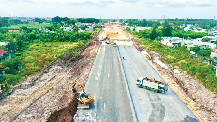 Tập trung nguồn ngân sách nhà nước đầu tư cho các dự án hạ tầng điện, trung tâm dữ liệu quốc gia, hành lang logistics, cảng biển chiến lược, đường cao tốc… sẽ tạo hiệu ứng lan tỏa để dẫn dắt đầu tư tư nhân. Ảnh: Lê Tiên