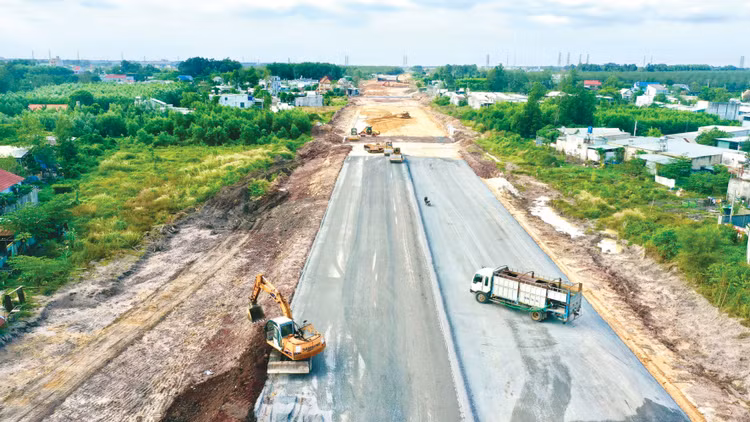 Tập trung nguồn ngân sách nhà nước đầu tư cho các dự án hạ tầng điện, trung tâm dữ liệu quốc gia, hành lang logistics, cảng biển chiến lược, đường cao tốc… sẽ tạo hiệu ứng lan tỏa để dẫn dắt đầu tư tư nhân. Ảnh: Lê Tiên