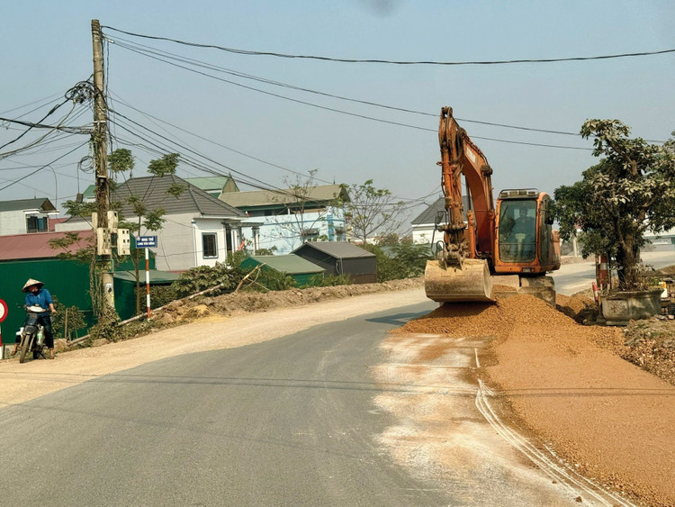 Một số gói thầu sửa chữa đường bộ có đơn giá vật tư, vật liệu thấp hơn giá thị trường nên không thu hút được nhà thầu tham dự. Ảnh: Nhã Chi
