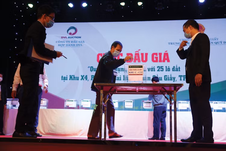 Hoàn thiện các quy định về trình tự, thủ tục đấu giá để phù hợp với thực tiễn là một trong những định hướng sửa đổi, bổ sung Luật Đấu giá tài sản. Ảnh minh họa: Song Lê 