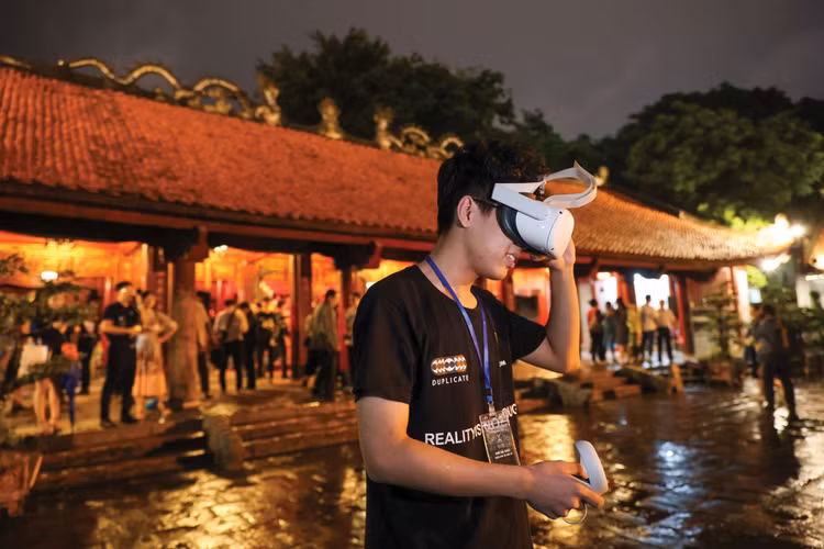 Khách tham quan trải nghiệm không gian văn hóa tại Văn Miếu - Quốc Tử Giám với sự hỗ trợ của công nghệ số. Ảnh: Minh Sơn