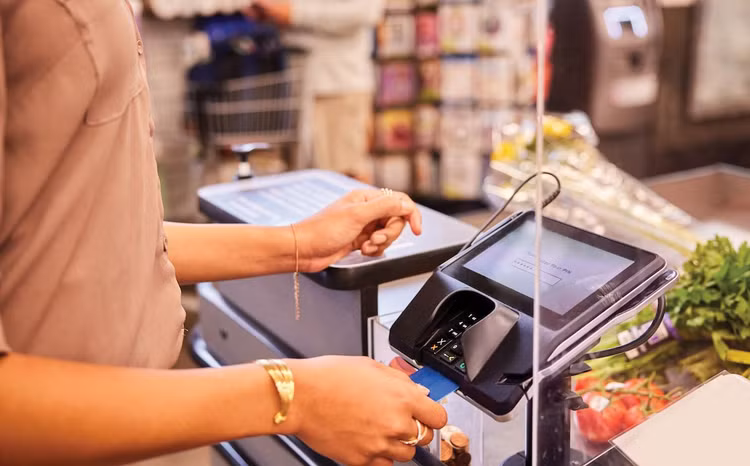 Hóa đơn điện tử đóng vai trò quan trọng trong tiến trình chuyển đổi số của ngành thuế, giúp tối ưu chi phí và tăng cường tính minh bạch trong quản lý. Ảnh: NC st