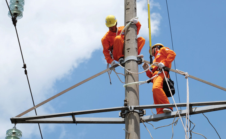 Việc quy định công khai kết quả thực hiện hợp đồng tạo áp lực buộc nhà thầu phải tuân thủ cam kết, nâng cao năng lực thi công, bảo đảm tiến độ, chất lượng. Ảnh: Anh Tuấn