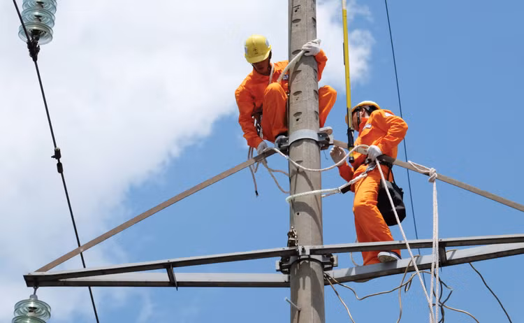 Việc quy định công khai kết quả thực hiện hợp đồng tạo áp lực buộc nhà thầu phải tuân thủ cam kết, nâng cao năng lực thi công, bảo đảm tiến độ, chất lượng. Ảnh: Anh Tuấn