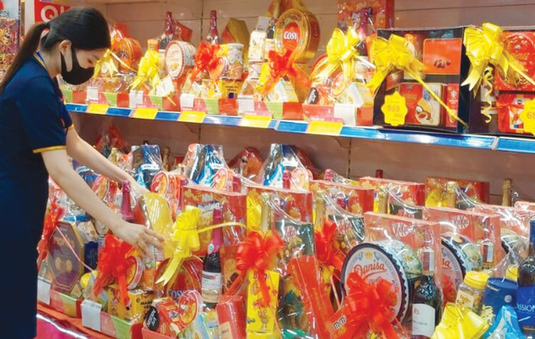 Nhiều doanh nghiệp có vốn đầu tư nước ngoài, doanh nghiệp tư nhân chọn áp dụng Luật Đấu thầu để tăng tính chuyên nghiệp trong mua sắm quà Tết cho người lao động. Ảnh minh họa: NC st