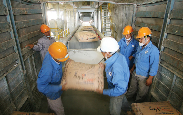 Tổng sản lượng tiêu thụ trong nước toàn ngành xi măng năm 2025 ước đạt 75 triệu tấn, tăng 14 - 15% so với năm 2024. Ảnh: Song Lê 