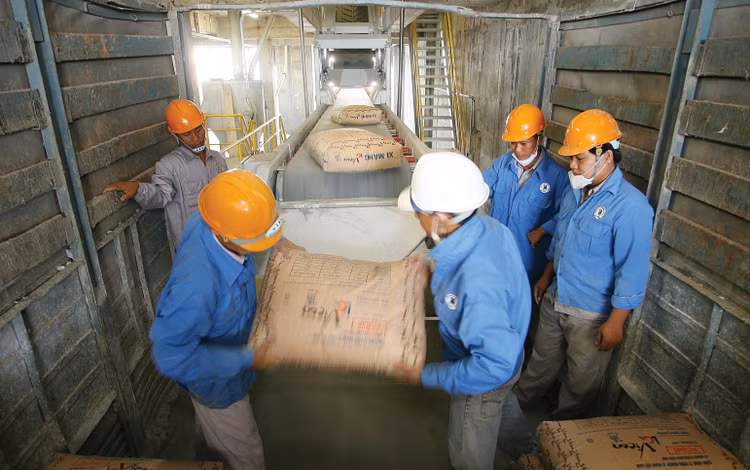 Tổng sản lượng tiêu thụ trong nước toàn ngành xi măng năm 2025 ước đạt 75 triệu tấn, tăng 14 - 15% so với năm 2024. Ảnh: Song Lê 