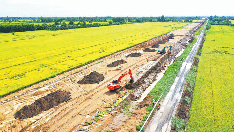 Đầu tư công tiếp tục được xác định là động lực chủ yếu cho tăng trưởng GDP, còn nhiều dư địa, tiềm năng để đẩy mạnh hơn nữa. Ảnh: Lê Tiên