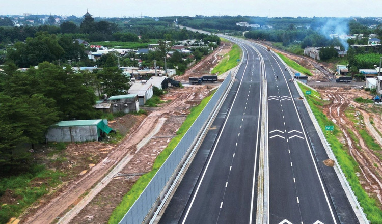 Dự án thành phần 2 cao tốc Biên Hòa - Vũng Tàu có 2 gói thầu thầu xây lắp chính, đều có mục tiêu hoàn thành ngày 19/12/2025. Ảnh: Hoàng Anh