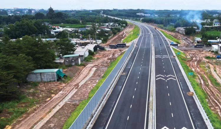 Dự án thành phần 2 cao tốc Biên Hòa - Vũng Tàu có 2 gói thầu thầu xây lắp chính, đều có mục tiêu hoàn thành ngày 19/12/2025. Ảnh: Hoàng Anh