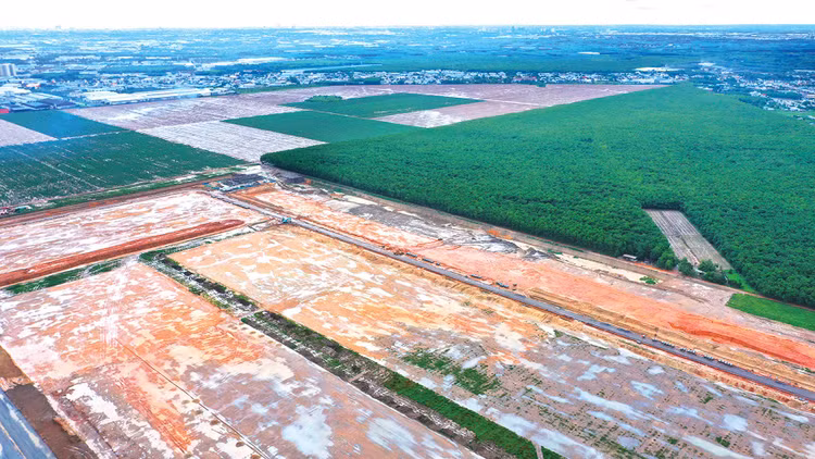 Nhiều nội dung sửa đổi về pháp luật xây dựng và đất đai được kỳ vọng tháo gỡ khó khăn, góp phần đẩy nhanh tiến độ triển khai các dự án đầu tư xây dựng. Ảnh: Lê Tiên