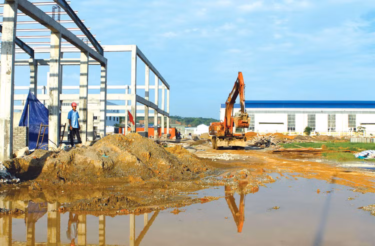 Hai gói thầu xây lắp chính thuộc Dự án Đầu tư xây dựng cơ sở hạ tầng Cụm công nghiệp Tân Thành Bình (Vĩnh Long) có tổng giá trị 72,364 tỷ đồng. Ảnh minh họa: Nhã Chi
