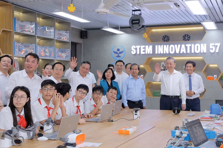 Tổng Bí thư Tô Lâm, lãnh đạo Đảng, Nhà nước, Bộ Giáo dục và Đào tạo và Petrovietnam tại phòng STEM Trường THCS Cầu Giấy (Hà Nội)