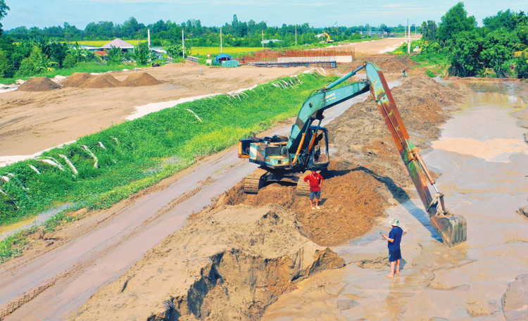 Hạng mục chính của Gói thầu là xây dựng đường bê tông cốt thép, khối lượng vật liệu cát đắp ước khoảng 9.500 m3, giá trị khoảng 2,8 tỷ đồng. Ảnh: Tiên Giang