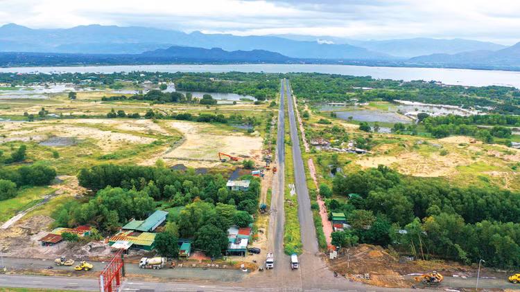 Nhiều dự án lớn đang được tăng tốc thi công, kỳ vọng biến những quỹ đất tiềm năng thành không gian sống hiện đại. Ảnh: Trần Vũ 