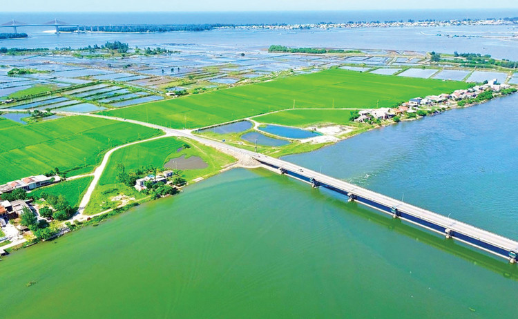 Đập Thảo Long là công trình ngăn mặn, giữ ngọt lớn nhất Đông Nam Á, được đưa vào khai thác cuối năm 2008. Ảnh: Văn Dinh