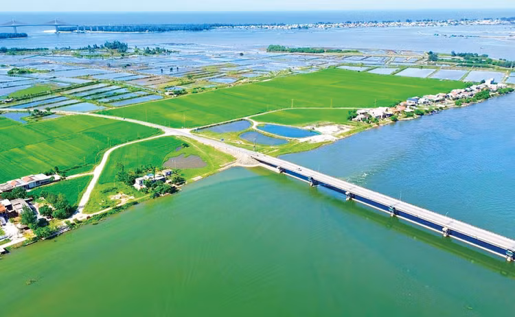 Đập Thảo Long là công trình ngăn mặn, giữ ngọt lớn nhất Đông Nam Á, được đưa vào khai thác cuối năm 2008. Ảnh: Văn Dinh