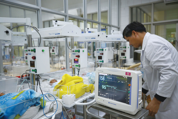 Thiết bị y tế rất đa dạng về chủng loại, công nghệ, xuất xứ, cấu hình, nên có thể gây khó khăn cho việc phân nhóm. Ảnh: Lê Tiên