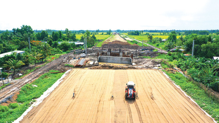Cao tốc Châu Đốc - Cần Thơ - Sóc Trăng được yêu cầu hoàn thành vào tháng 7/2026. Ảnh: Tiên Giang