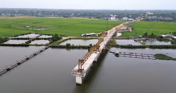 Cầu Tam Tiến phải dừng thi công từ năm 2021 vì vướng mắc trong giải phóng mặt bằng. Ảnh: Hà Minh