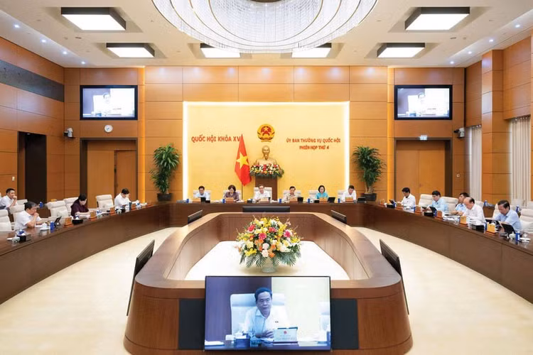 Ủy ban Thường vụ Quốc hội cho ý kiến Dự án Luật sửa đổi, bổ sung một số điều của Luật Ngân hàng Nhà nước Việt Nam; Luật Phòng, chống rửa tiền và Luật Các tổ chức tín dụng. Ảnh: Nguyễn Hoàng