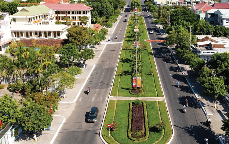 Gói thầu XL01 Thi công xây dựng đường Hùng Vương thuộc Dự án Hoàn thiện đường Hùng Vương, TP. Tam Kỳ (Đà Nẵng) có hạng mục liên quan đến kiến trúc cảnh quan. Ảnh: Thành Công