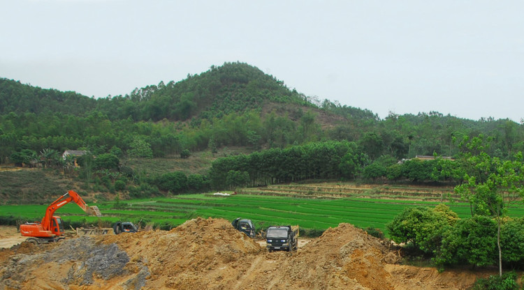 Một số địa phương cho biết, việc đăng ký tham gia đấu giá trực tuyến quyền sử dụng đất ở miền núi, trung du có nhiều khó khăn. Ảnh: Lê Chiếm Khôi