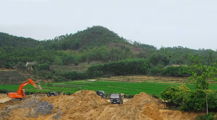 Một số địa phương cho biết, việc đăng ký tham gia đấu giá trực tuyến quyền sử dụng đất ở miền núi, trung du có nhiều khó khăn. Ảnh: Lê Chiếm Khôi