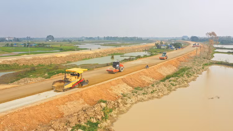 Lĩnh vực ghi nhận việc áp dụng chỉ định thầu mạnh mẽ nhất là giao thông đường bộ - trục “xương sống”, huyết mạch của hệ thống hạ tầng quốc gia. Ảnh: Lê Tiên