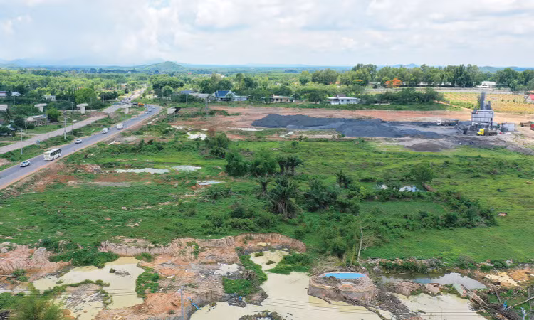 2 gói thầu xây lắp khu tái định cư thuộc Dự án Tuyến đường bộ ven biển tỉnh Phú Yên, đoạn kết nối huyện Tuy An - TP. Tuy Hòa (giai đoạn 1) đã chọn được nhà thầu. Ảnh: Thu Huyền