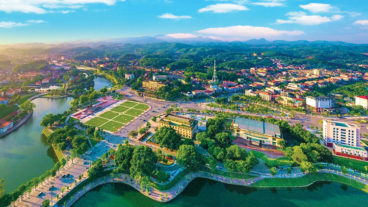 Nhiều dự án hạ tầng trọng điểm đang được chuẩn bị triển khai sẽ góp phần tạo nền tảng và động lực cho phát triển kinh tế - xã hội của tỉnh Lào Cai. Ảnh: CTTLC