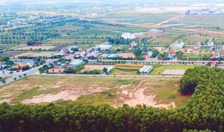 Việc cấp giấy chứng nhận quyền sử dụng đất khi chưa có đất ngoài thực địa là trái nguyên tắc, ảnh hưởng đến quyền tài sản của công dân. Ảnh: Nhã Chi