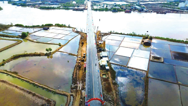 Cầu Gành Hào có tổng mức mức đầu tư 655 tỷ đồng đã được thông xe nhân dịp kỷ niệm 50 năm ngày Giải phóng miền Nam, thống nhất đất nước. Ảnh: Trần An