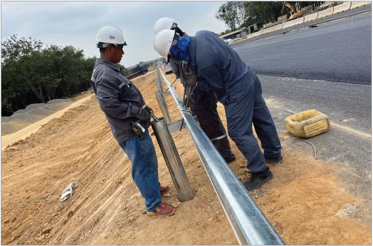 Nhà thầu hoàn tất các hạng mục cuối cùng của Gói thầu số 18 thuộc Dự án thành phần 1 cao tốc Biên Hòa - Vũng Tàu. Ảnh: Văn Huyền