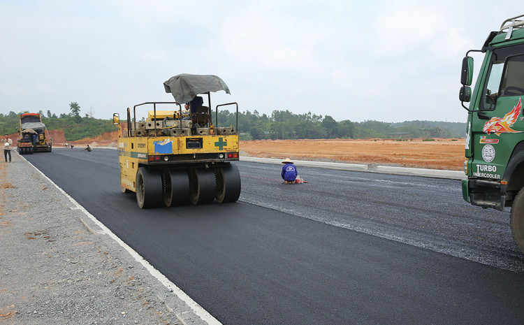 Gói thầu số 04 thuộc Dự án Nâng cấp, mở rộng đường Bắc Nam 1B và đường Bắc Nam 2 - Khu kinh tế Nghi Sơn (Thanh Hóa) có giá dự toán 373,291 tỷ đồng. Minh họa: Bùi Lân 