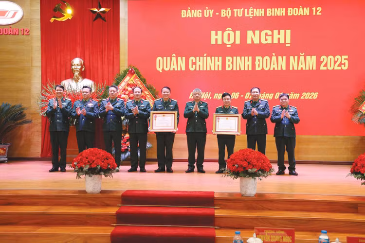 Thừa ủy quyền của lãnh đạo Đảng, Nhà nước, Thượng tướng Nguyễn Quang Ngọc, Thứ trưởng Bộ Quốc phòng trao Huân chương Lao động hạng Nhất, Nhì cho Thiếu tướng Nguyễn Hữu Ngọc và Đại tá Nguyễn Thế Lực