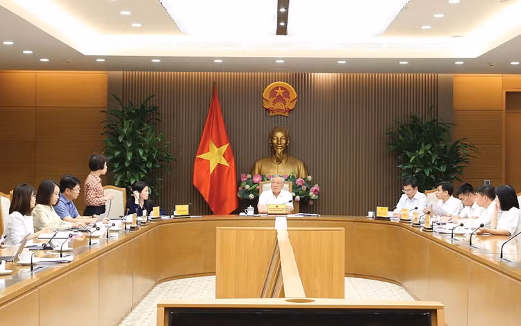 Phó Thủ tướng Nguyễn Hòa Bình chủ trì cuộc họp về tình hình xây dựng các dự thảo nghị định hướng dẫn Nghị quyết số 222/2025/QH15 về Trung tâm tài chính quốc tế tại Việt Nam. Ảnh: Nguyễn Hoàng