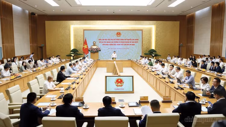 Phó Thủ tướng Nguyễn Văn Thắng chủ trì buổi làm việc với các bộ, ngành, địa phương và doanh nghiệp để giải quyết khó khăn, vướng mắc trong tiếp cận tín dụng. Ảnh: Đức Tuân