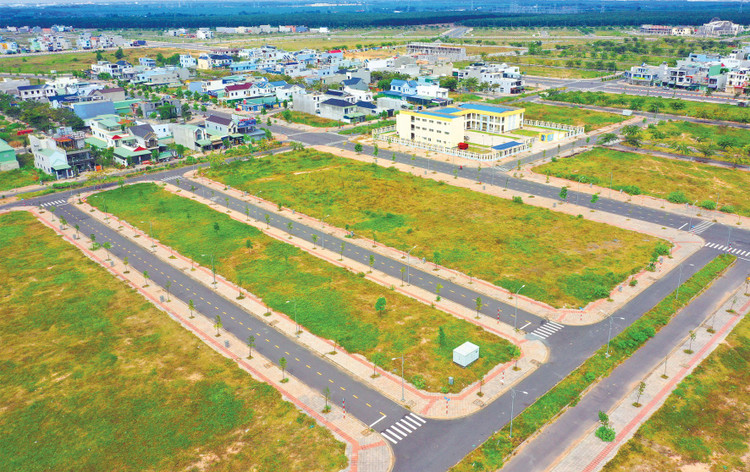 Bộ Tư pháp đề xuất quy định tiền đặt trước tối thiểu là 10% và tối đa là 50% giá khởi điểm khi đấu giá quyền sử dụng đất đối với trường hợp giao đất ở cho cá nhân, trường hợp giao đất, cho thuê đất để thực hiện dự án đầu tư. Ảnh: Lê Chiến Khôi