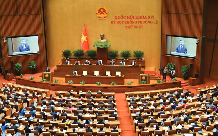 Toàn cảnh phiên họp của Quốc hội nghe Tờ trình về Dự án Luật sửa đổi, bổ sung Điều 6 và Phụ lục IV về Danh mục ngành, nghề đầu tư kinh doanh có điều kiện của Luật Đầu tư. Ảnh: Quang Khánh